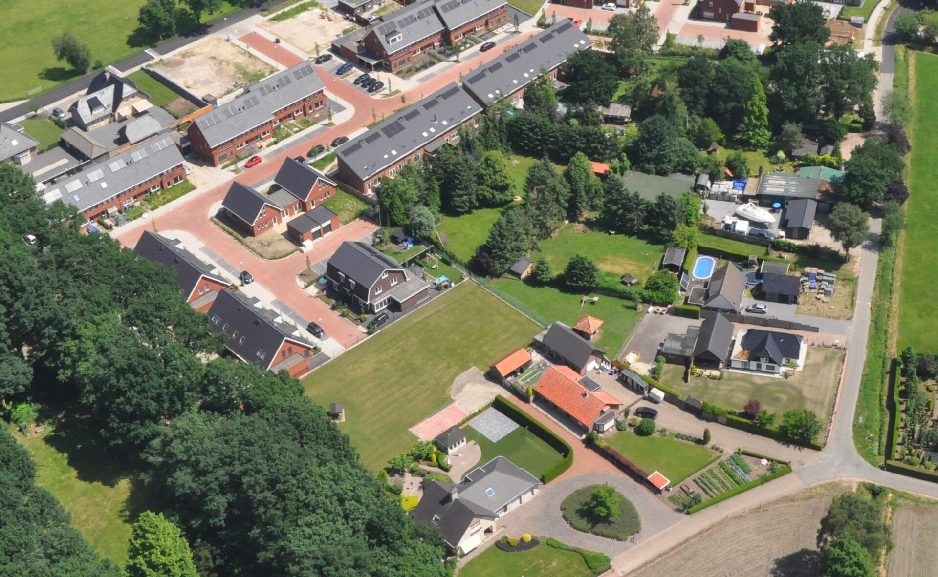 De Kerkweg in Kootwijkerbroek. Links woningbouwlocatie Hoevedorp.