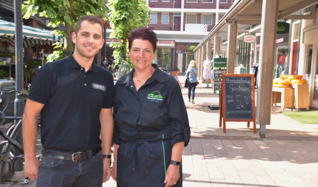 Paschalis Adamakis en Manon Visser in de Schoutstraat, waar vorig jaar de braderie begon.