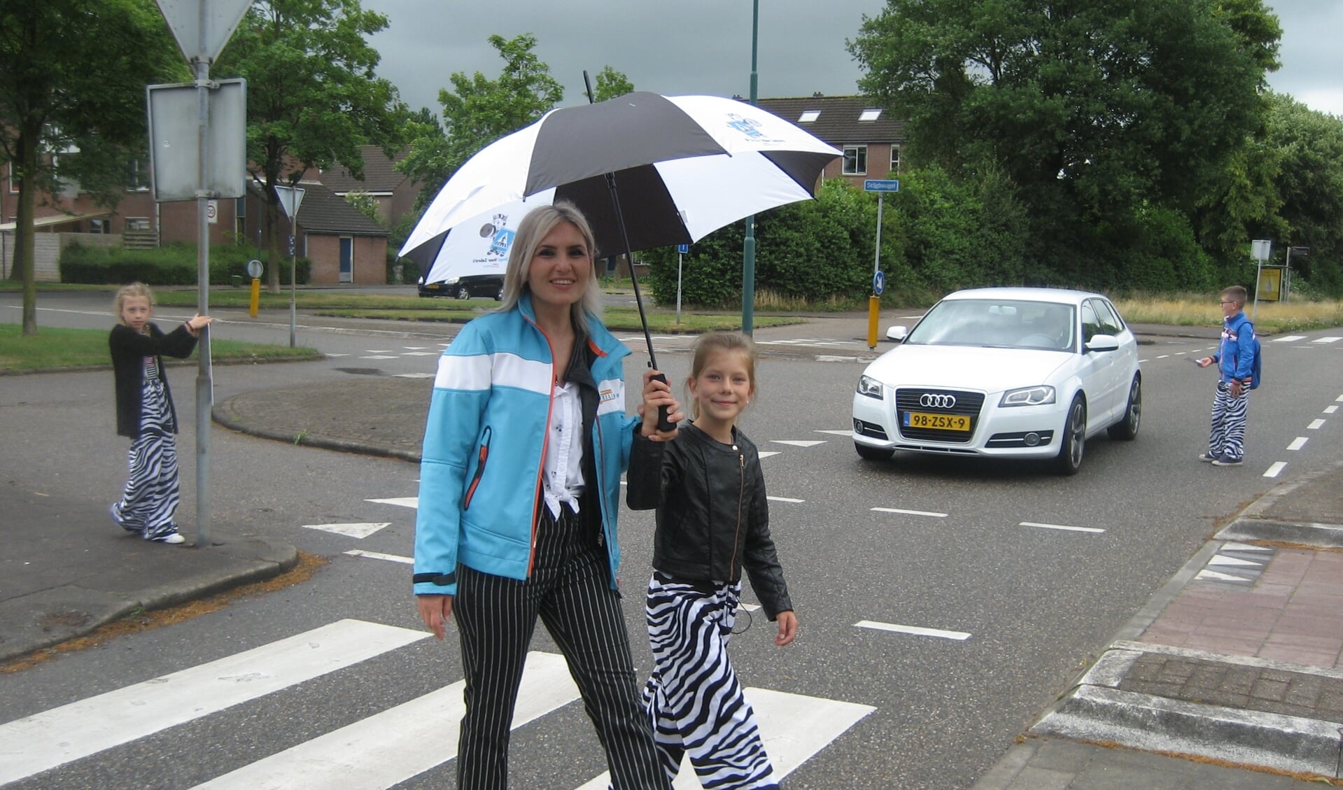 Demi Scholten met instructrice Gulhan Coskun van Veilig Verkeer Nederland.