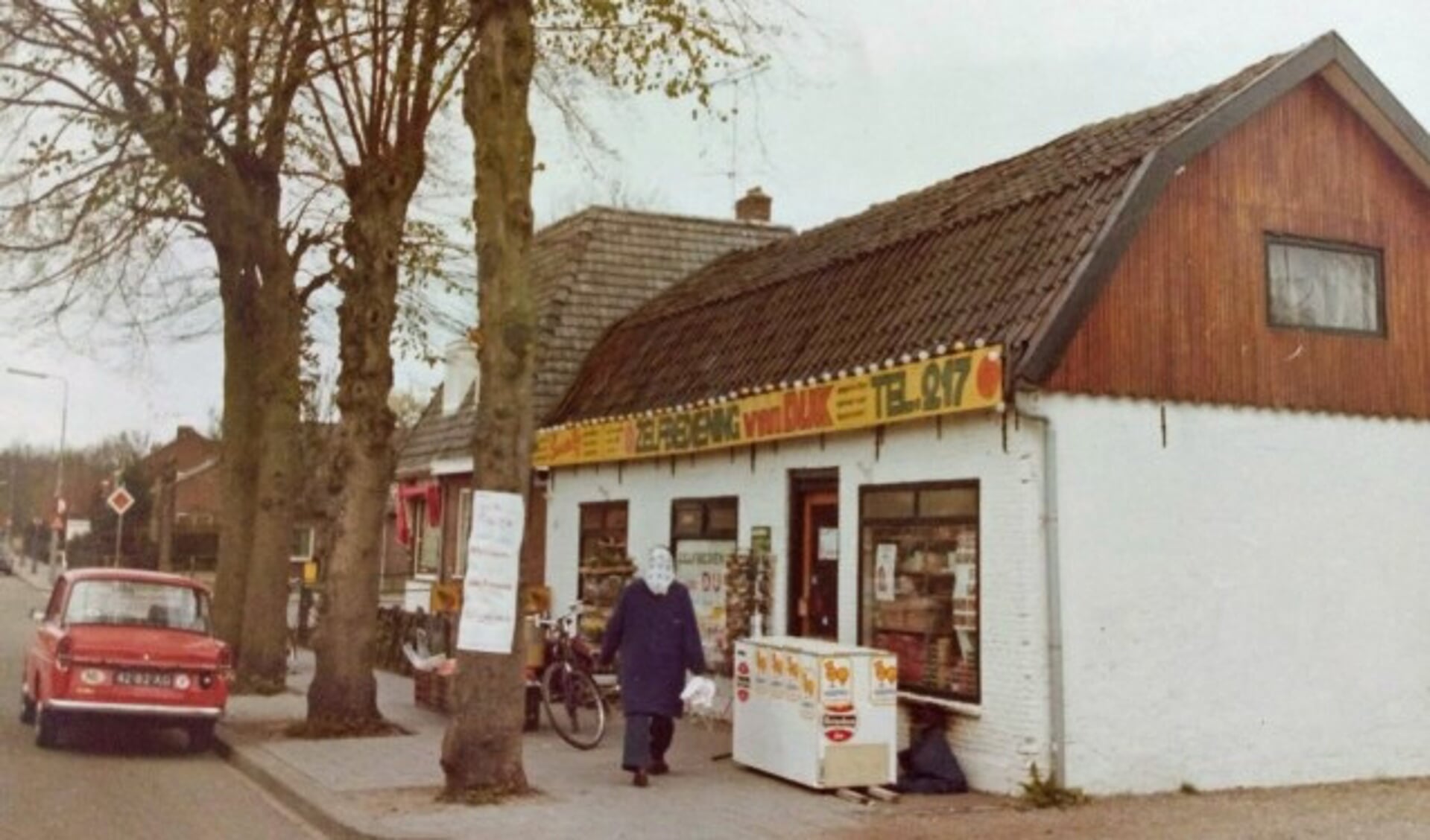 Supermarkt Cees van Dijk in 1975, toen nog te vinden aan de Oude Postweg 56. Na de nieuwbouw konden de klanten terecht aan de overkant op nummer 217.
