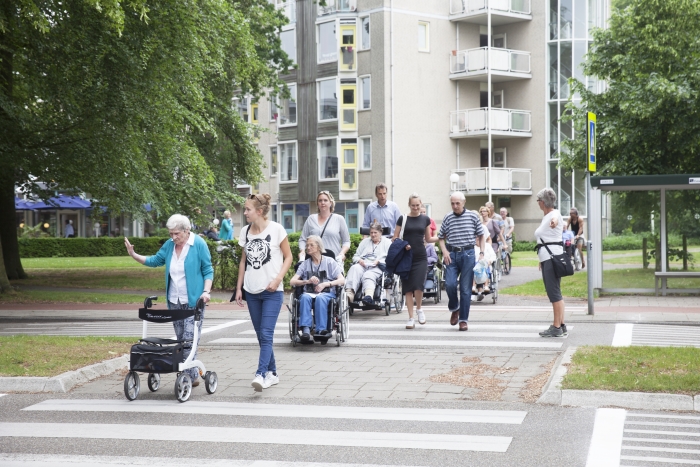 Bewones, familieleden, medewerkers en vrijwilligers vertrekken bij De Rijp voor de avondtweedaagse