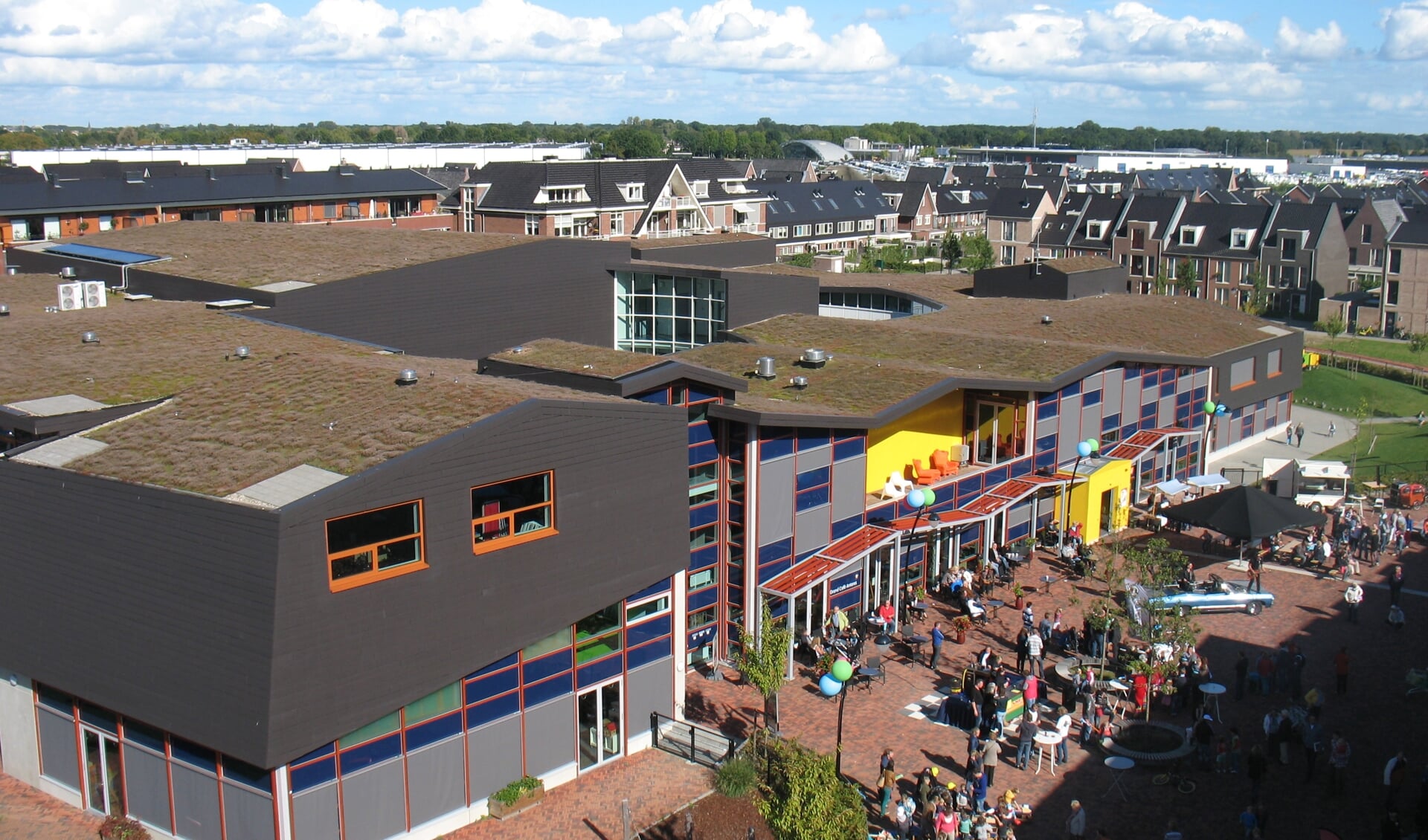 Op het dak van MFC Antares in Leusden-Zuid komen nog eens 260 zonnepanelen. 