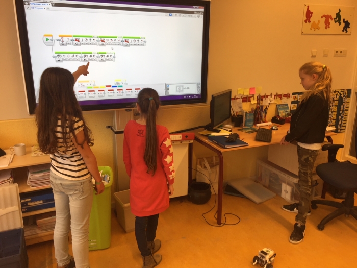Leerlingen van de Daltonschool Nicolaas aan het werk met LEGO Mindstorms.