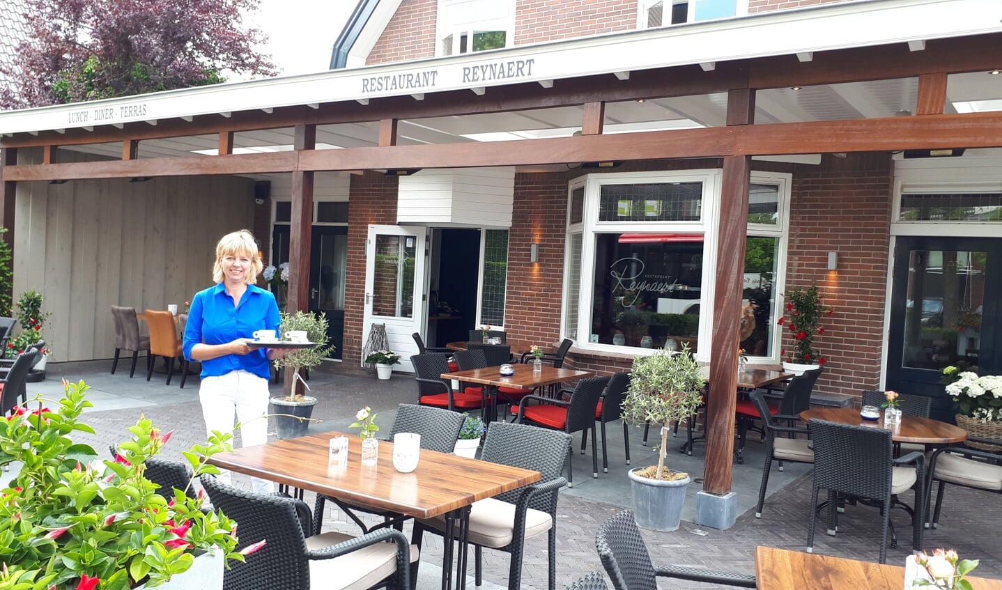 Brigitte Vos verwelkomt de gasten bij Restaurant Reynaert in het centrum van Maarn.
