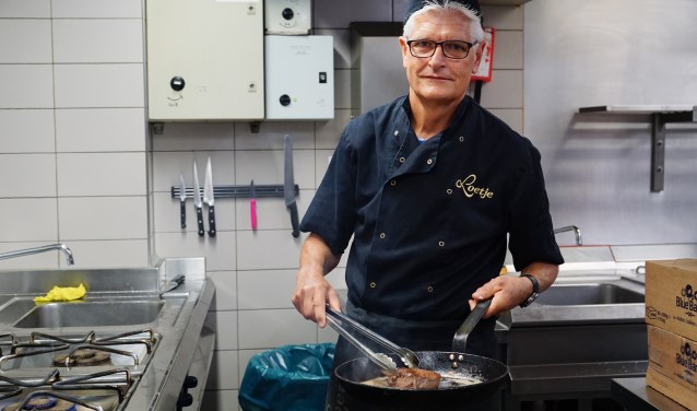 Gerard van de Vall is kok bij Loetje. In zijn vrije tijd is hij onder meer vrijwilliger bij SV Ouderkerk.