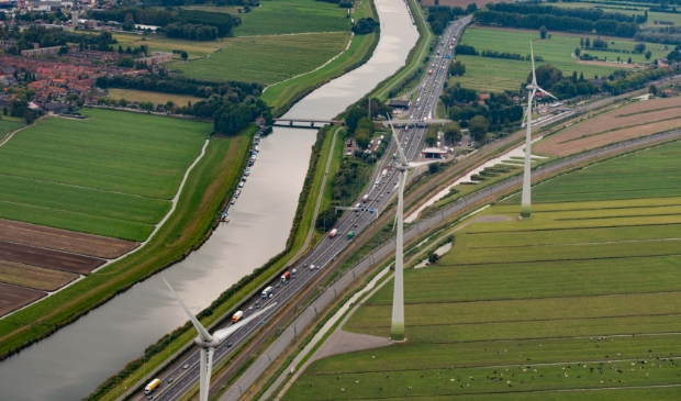<p>Windmolens langs de A15 in de gemeente Molenlanden</p>