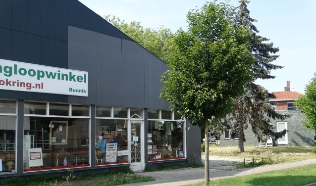 Hier de locatie bezien vanaf de Kosterijland met links de kringloopwinkel