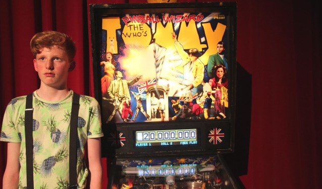 Dimitri de Rijk bij de flipperkast Tommy, geleend van het Nationaal Pinball Museum.