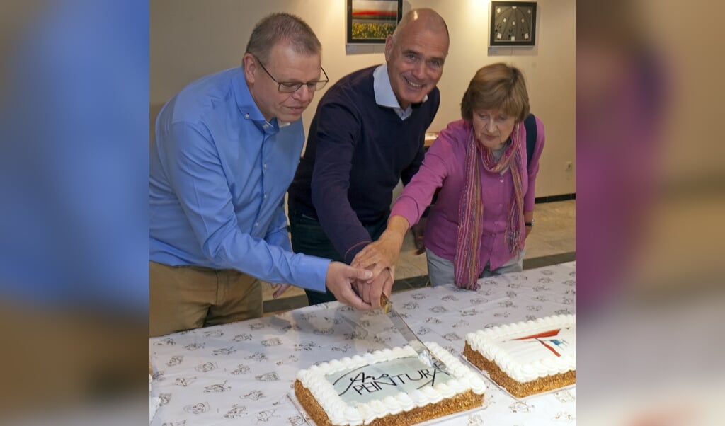Wethouder Kees van Dalen en leden van Pespektief en Arspeintura snijden de taarten.