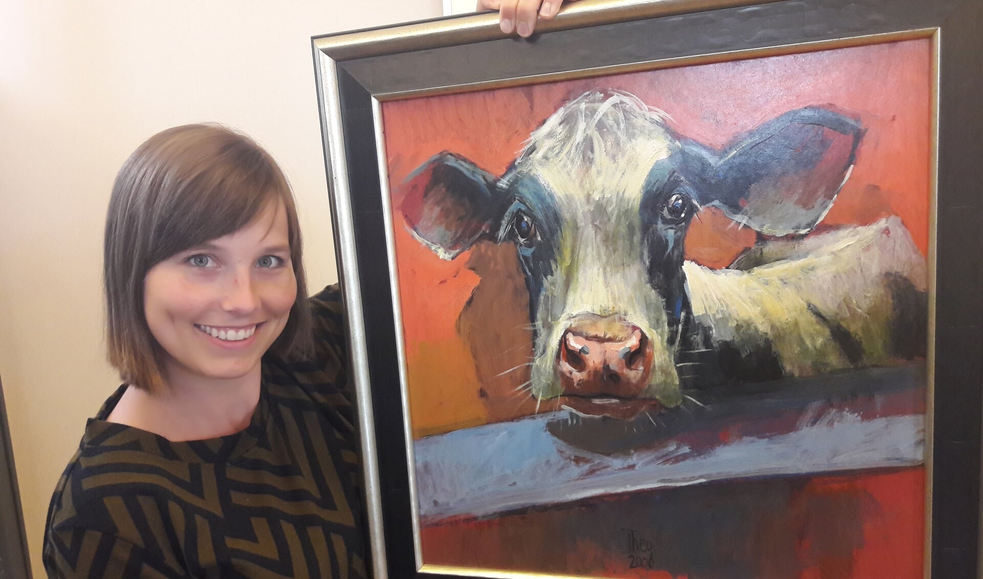 Agnes Broeksema met een koeienkunstwerk uit de artoteekcollectie