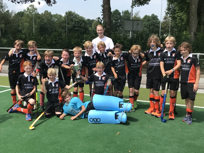 Team JD1 en de trainer/coach zijn blij met het kampioenschap