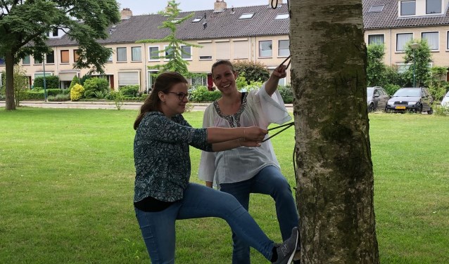 Evita en Crista van Buurthuis De Brug op het speelveld.