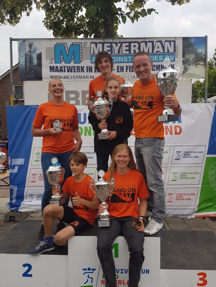 Teije van der Kooij en Maya van der Lindert tussen de andere kampioenen