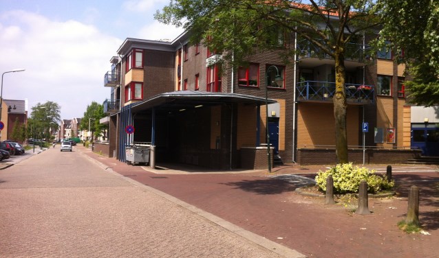 Wie heeft er voorrang op de kruising van de Kerkweg met de Roekenes? Is de doodlopende Kerkweg een uitrit of niet?