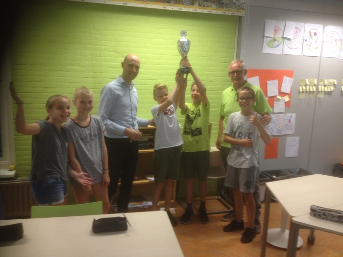 Lennart Berkman (sponsor) en Gert Dijkhorst (HRL) reiken bokaal uit.