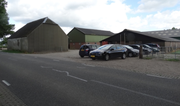 <p>Schuren bij de ponyboerderij aan het Oostromsdijkje die worden gesloopt (archief)</p>