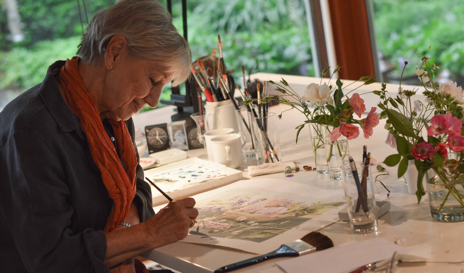Marjolein Bastin werkt aan een speciale tekening voor haar 75ste verjaardag: een mooie schaal met veldbloemen. 'Al mijn liefde zit in mijn tekeningen.'