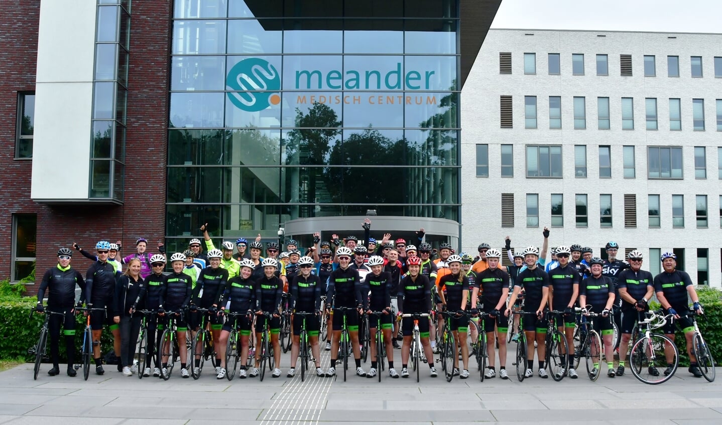 Het team Corlaer Cycling voor Meander Medisch Centrum.