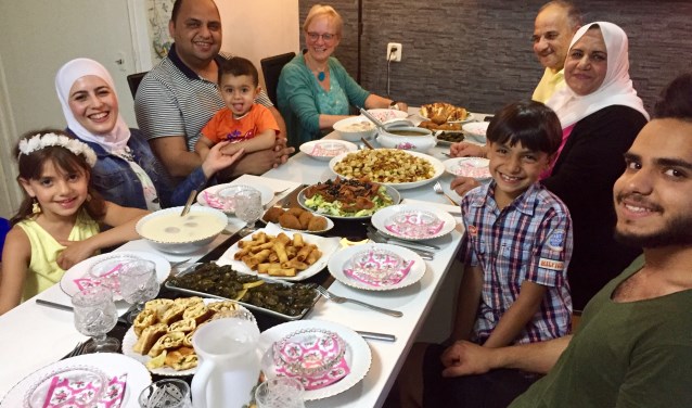 Na het vasten tussen zonsopkomst en zonsondergang eet de familie samen de iftar.
