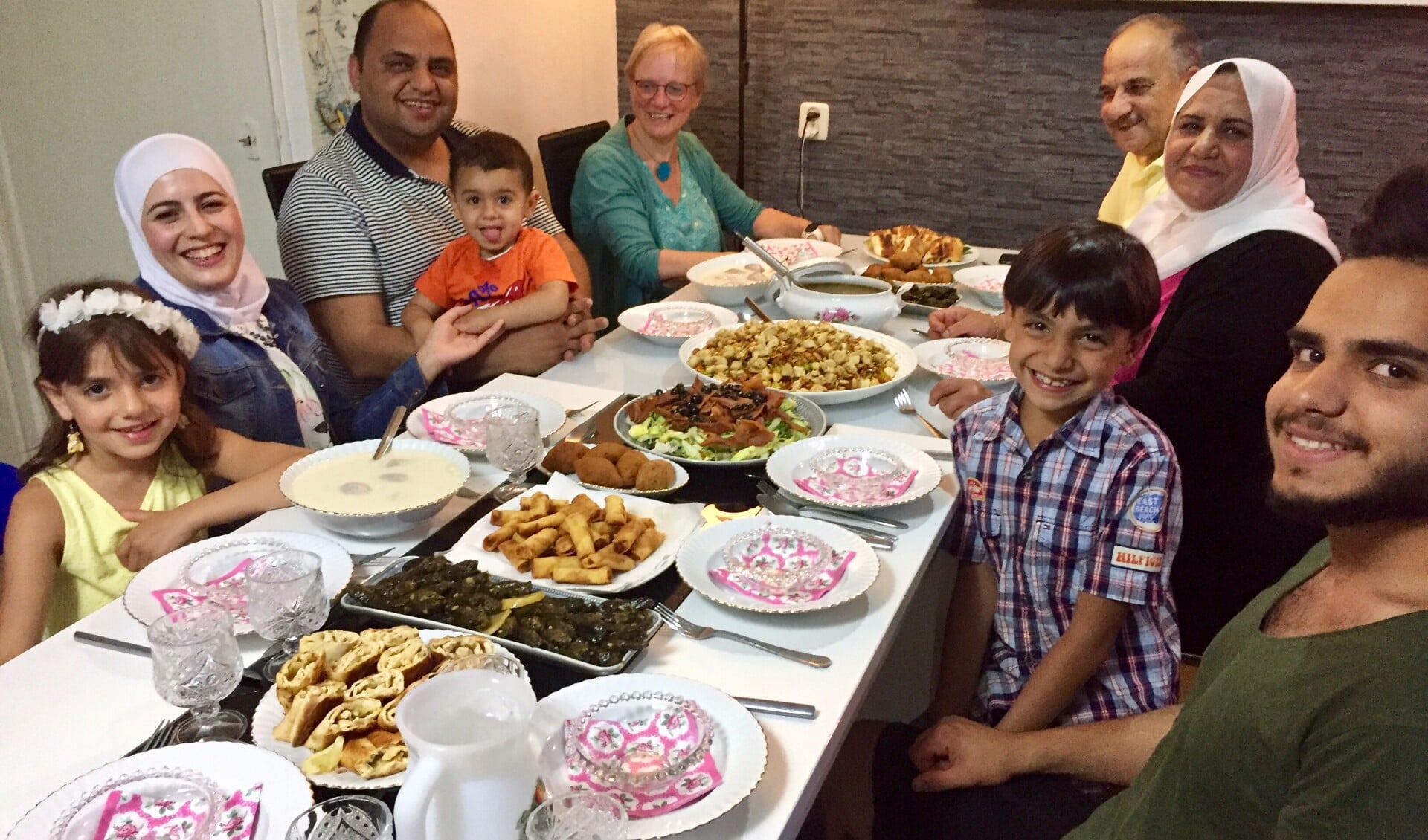 Na het vasten tussen zonsopkomst en zonsondergang eet de familie samen de iftar.