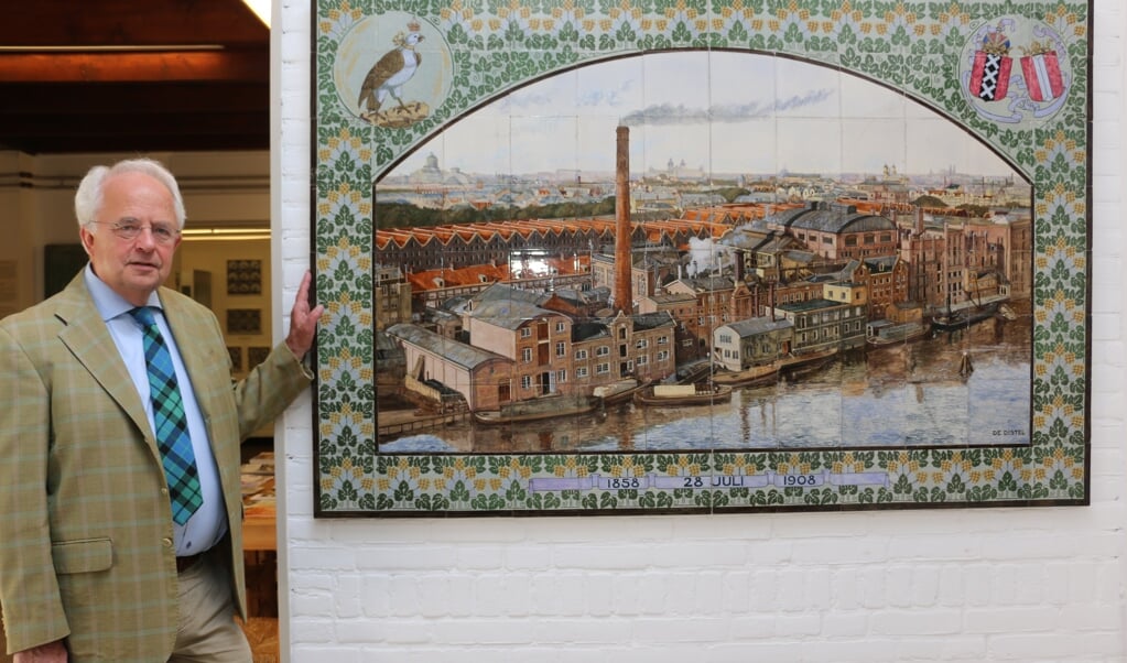 Eric Mackay bij een tableau van het oude Amsterdam.