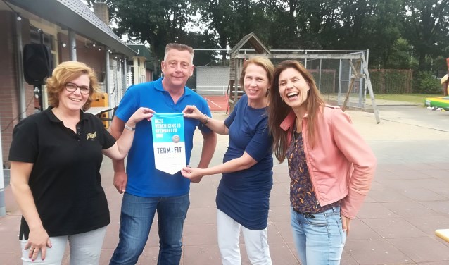 Joke Davio (rechts) kwam persoonlijk het lintje overhandigen aan de vrijwilligers van ATV (vlnr: Gerda, Nic en Simonetta)