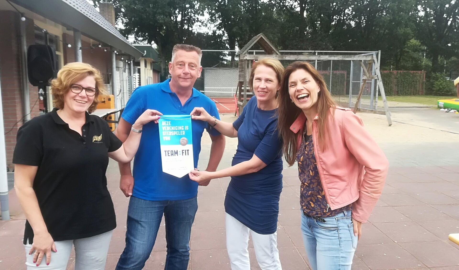 Joke Davio (rechts) kwam persoonlijk het lintje overhandigen aan de vrijwilligers van ATV (vlnr: Gerda, Nic en Simonetta)
