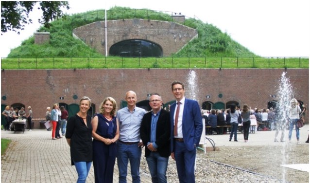 V.l.n.r.: Els Otterman (HDSR), Mariette Pennarts (provincie Utrecht), Wim Uijttewaal (Lunet aan de Snel), Herman Geerdes (gemeente Houten) en Tjapko Poppens (LEADER)