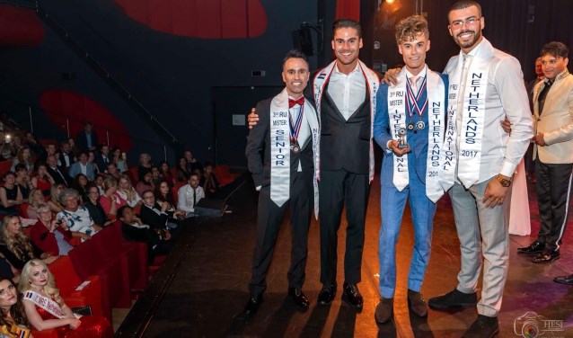 Elias (in het blauw) wordt vierde tijdens Mister International Netherlands 2018 verkiezing