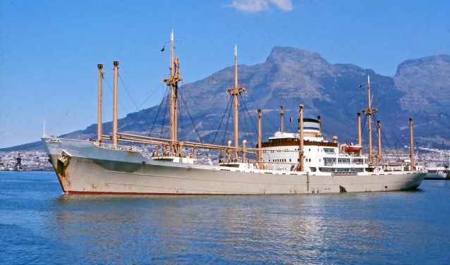 De Waterland (1957) varend in 1971 in charter voor Safmarine in Kaapstad.