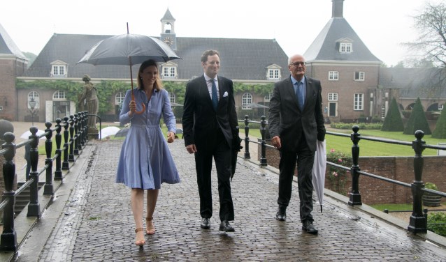 In het midden Georg Friedrich, de achter-achterkleinzoon van de keizer. Links van hem zijn vrouw Sophie.