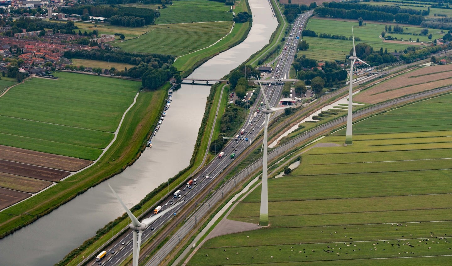 Bij Hardinxveld-Giessendam staan al drie windmolens langs de A15