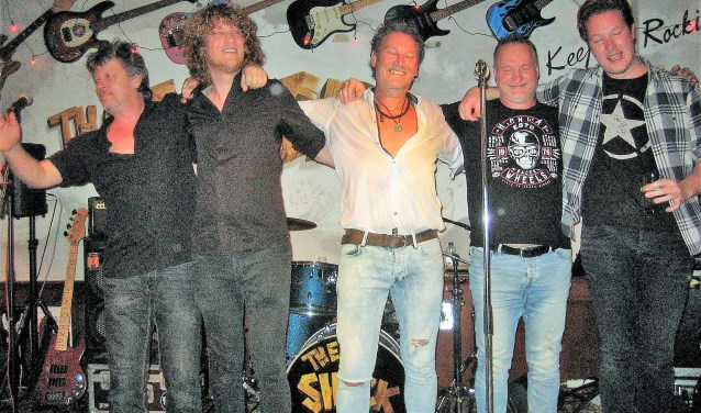 De band Remband speelt onsterfelijke muziek van muzikale helden. Inzet: Blondie.