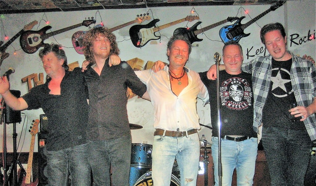 De band Remband speelt onsterfelijke muziek van muzikale helden. Inzet: Blondie.
