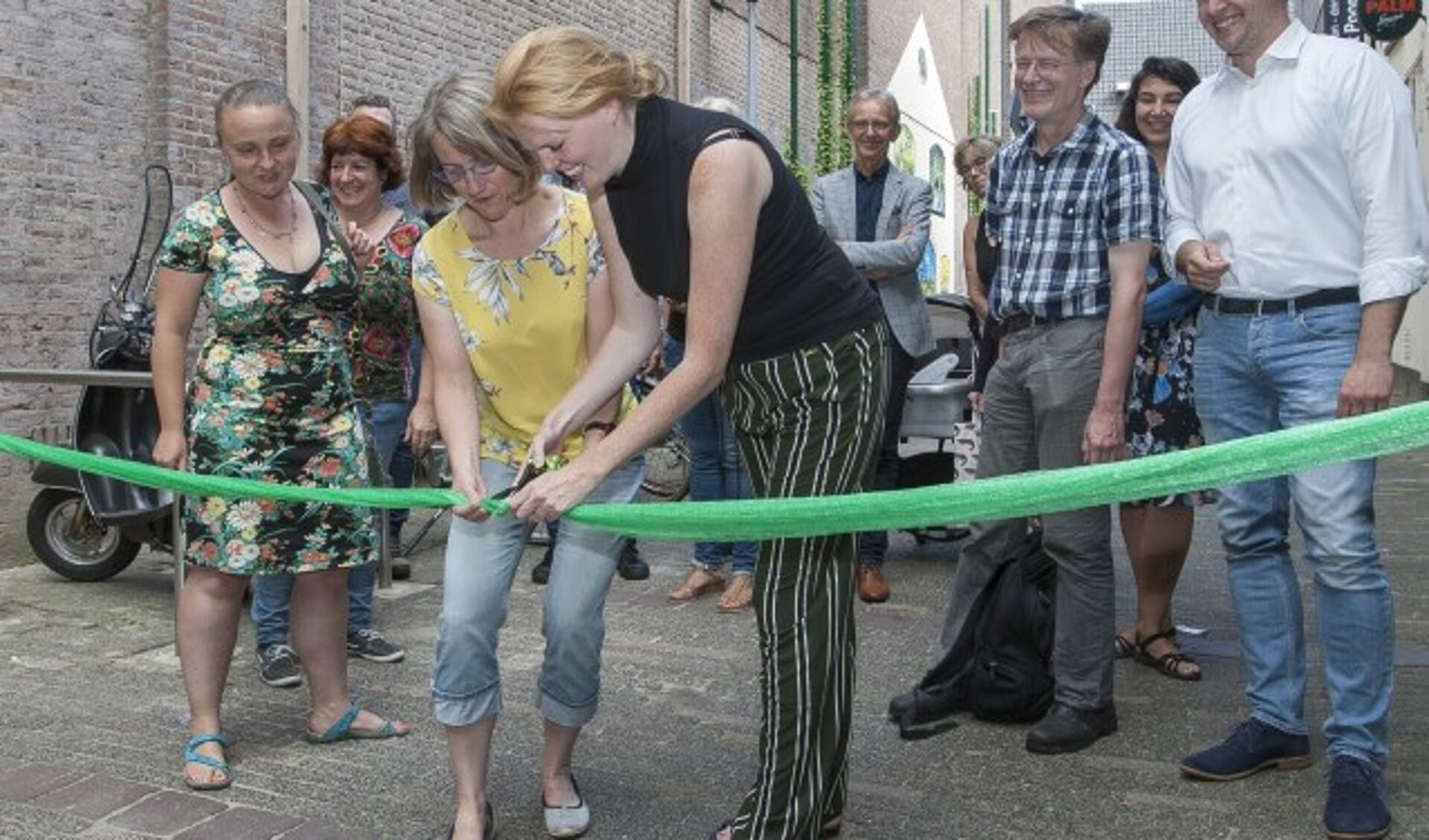 Leida van den Berg en Wieke Flipsen knipten symbolisch een groen lint door. (foto: Johan Mulder)