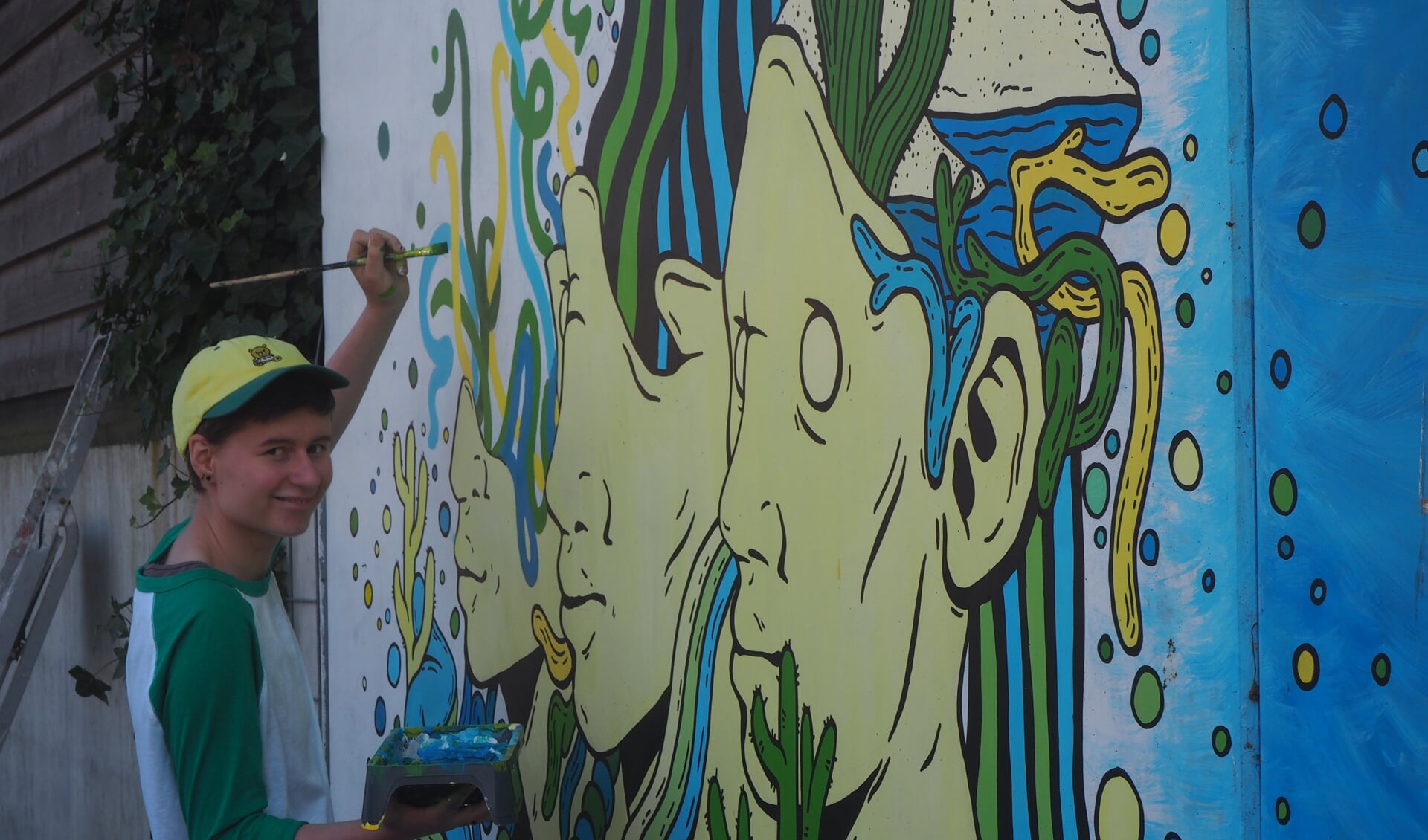 Sosse Serpenti aan het werk aan de muurschildering aan de Ganskuijl in Amersfoort.