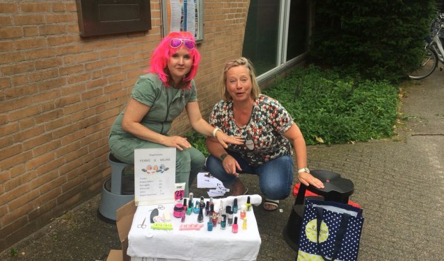 Femke Lauxtermann en Wilma de Groot tijdens Vossenjacht met taalopdrachten.