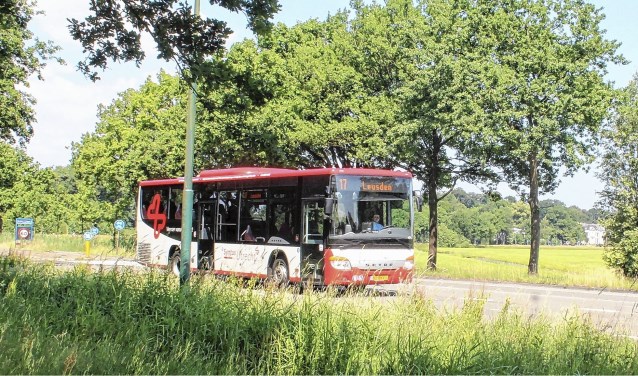 Een bus van Syntus in het buitengebied.