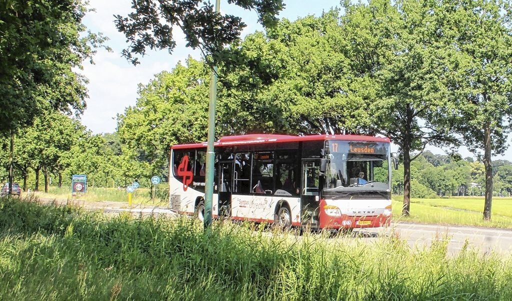 Een bus van Syntus in het buitengebied.