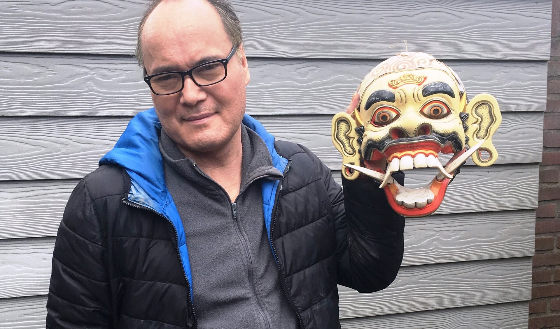 Theatermaker Gerard Mosterd met Balinees dansmasker