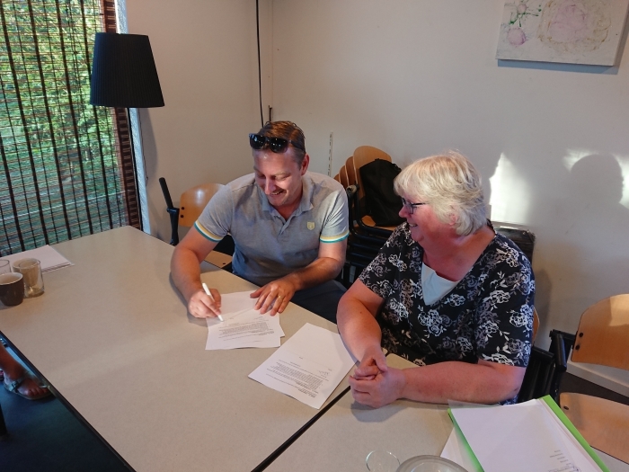 Louis de Laat en Reina Korpel ondertekenen de contracten tijdens de jaarvergadering bij KCD