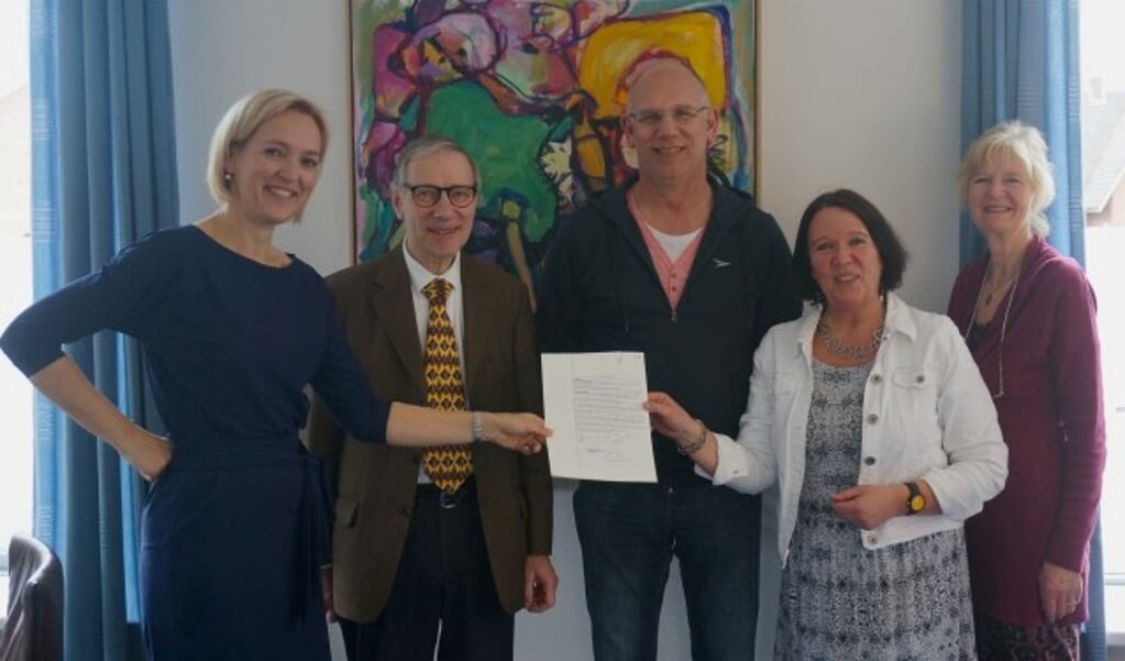 Vlnr notaris Koppert, Jan Koek (penningmeester), Hans Kroon (secretaris), Anita Tijdeman-Jobse (voorzitter) en Elly Groenewegen. (Foto: PR)