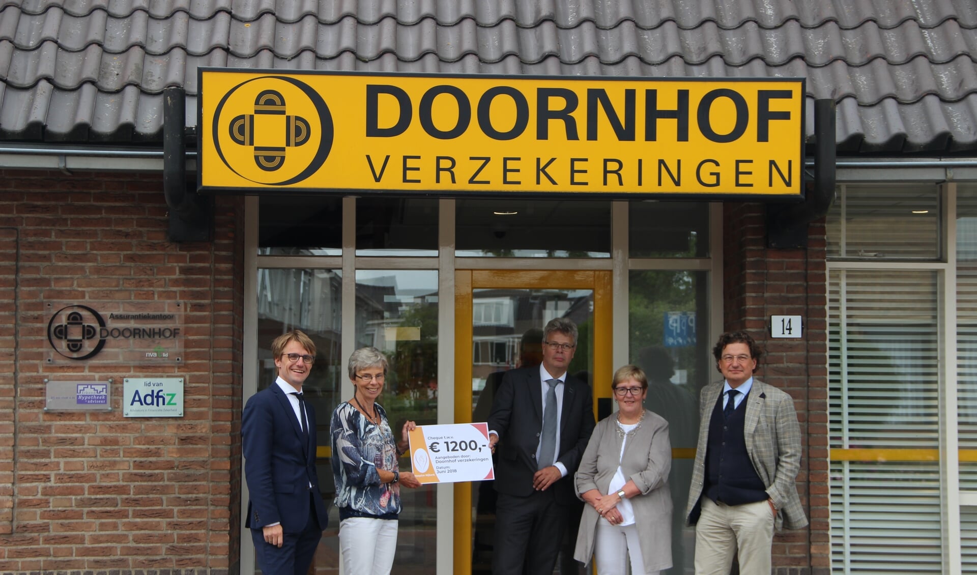 Alida van der Hout ontvangt de cheque van Henk Doornhof in het bijzijn van Gert Doornhof, Betsy Doornhof  en Mark Doornhof.