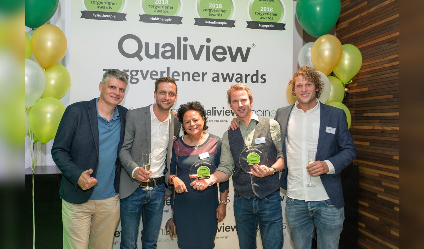 Deel van het team Uttien & Vermeer Fysiotherapie (de anderen waren aan het werk of naar nascholing en studie) met de 2 awards.