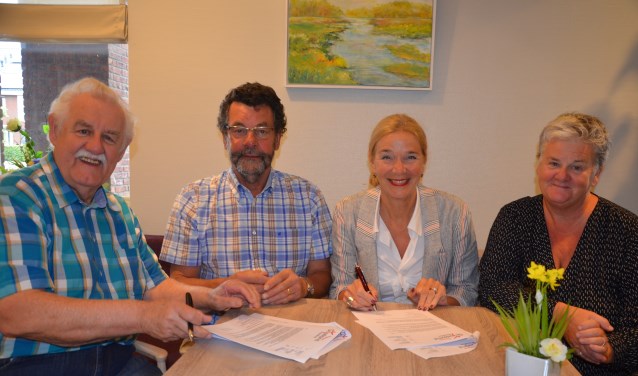 Daan van Ee, Anton Versteeg (Dorpshuis), Hetty van Oldeniel en Petra Aalders (Boogh)