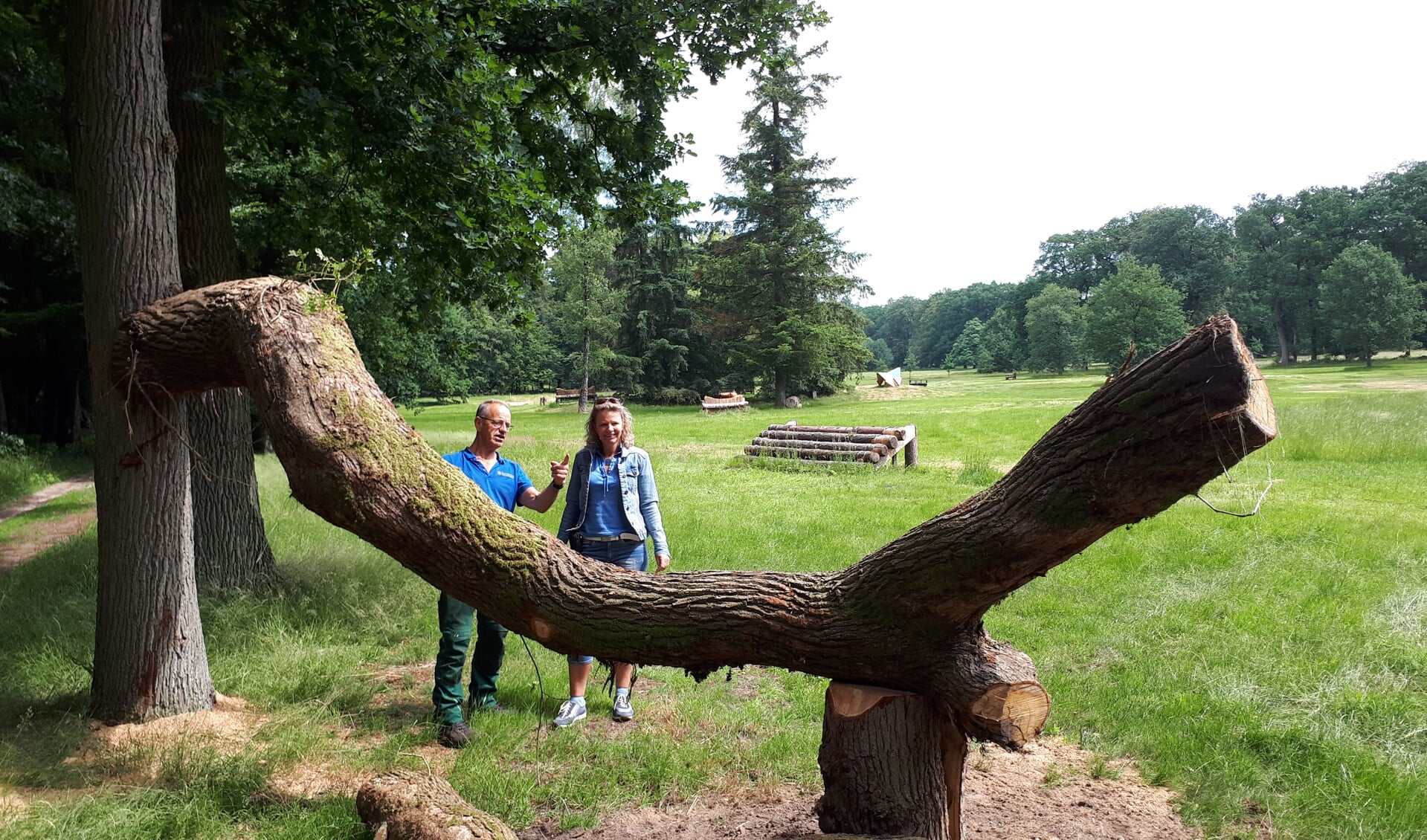 Rien de Greef toont Jolanda Blom hoe van een omgewaaide boom een hindernis is gemaakt.