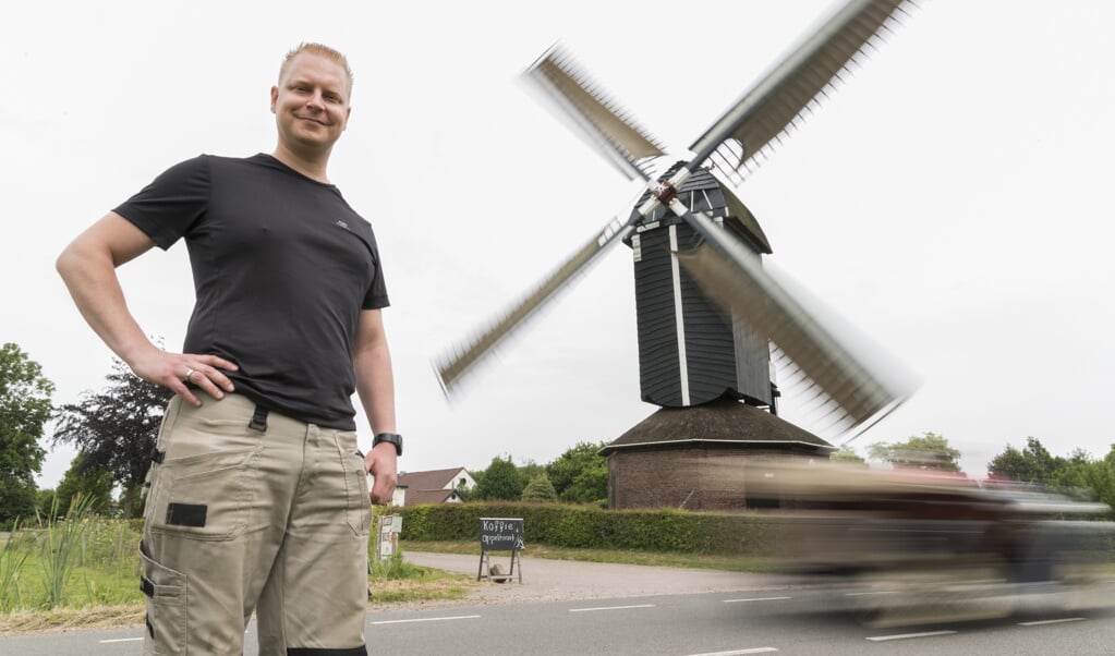 Peter Brons voor Den Olden Florus, de molen in Kallenbroek. Hij combineert het it-vak met het molenaarsvak.