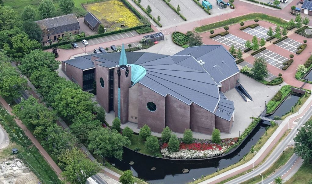 Luchtfoto van kerkgebouw De Hoeksteen in Barneveld.
