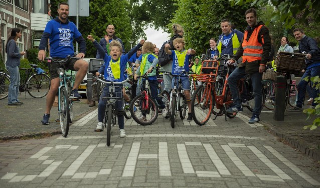Daddy's Camp start met een fietstocht vanaf de Voorwegschool naar camping Vogelenzang