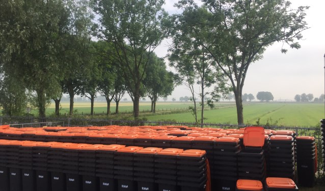 Duizenden minicontainers op het terrein van RMN in Soest.